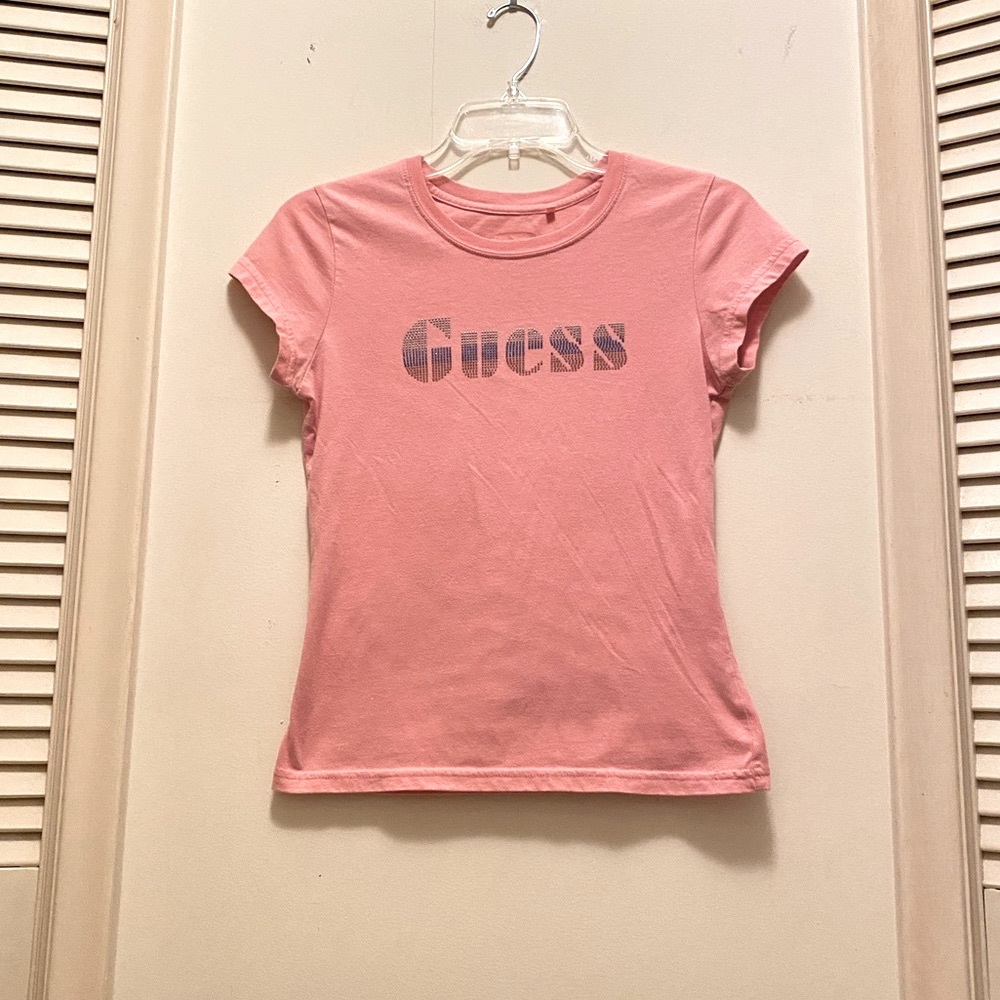 Guess pink T shirt XS/S (Bust 32’ length 21’ shoulder 14’)